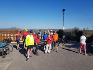 Groupe de cyclistes devant le panorama de la plaine Neauphle