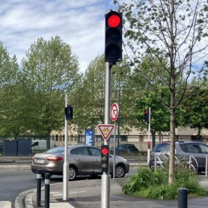 Un panneau permettant à celles et ceux qui se déplacent à vélo à Maisons-Alfort de franchir le feu rouge, en cédant la priorité aux autres usagers.